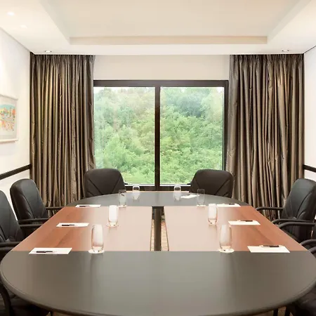 Mak Albania ティラナ